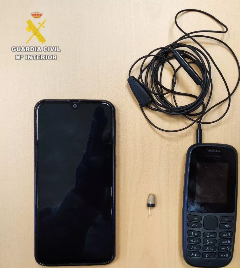 Dispositivos incautados durante el examen al vecino de Sabiñánigo.