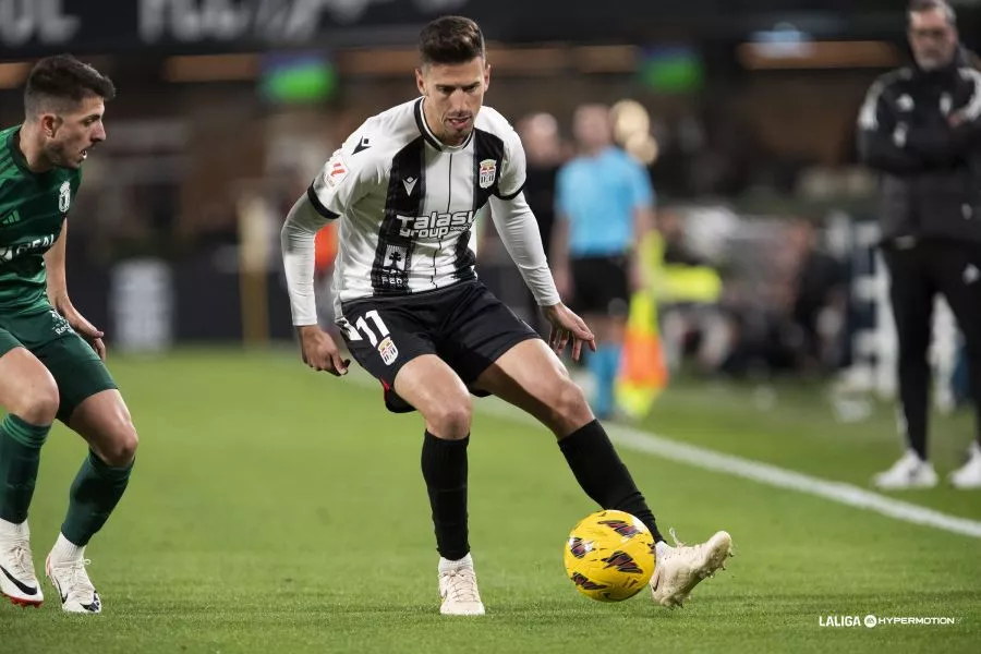 Juan Carlos Real, jugador del Cartagena con pasado en el Huesca. Huesca-Cartagena: ganar para comer los turrones aliviado Juan Carlos Real, jugador del Cartagena con pasado en el Huesca. Huesca-Cartagena: ganar para comer los turrones aliviado