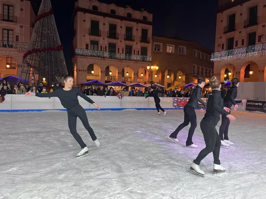  Exhibición del Club Hielo Jaca en la plaza López Allué. Foto Mercedes Manterola