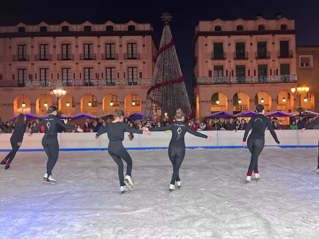  Exhibición del Club Hielo Jaca en la plaza López Allué. Foto Mercedes Manterola