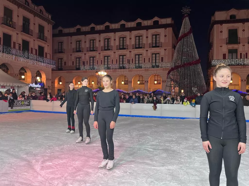  Exhibición del Club Hielo Jaca en la plaza López Allué. Foto Mercedes Manterola