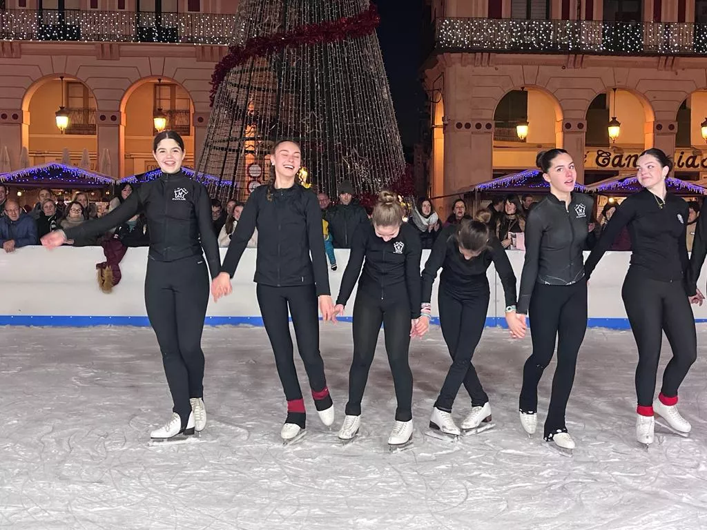  Exhibición del Club Hielo Jaca en la plaza López Allué. Foto Mercedes Manterola
