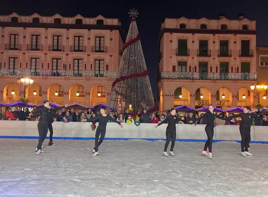  Exhibición del Club Hielo Jaca en la plaza López Allué. Foto Mercedes Manterola