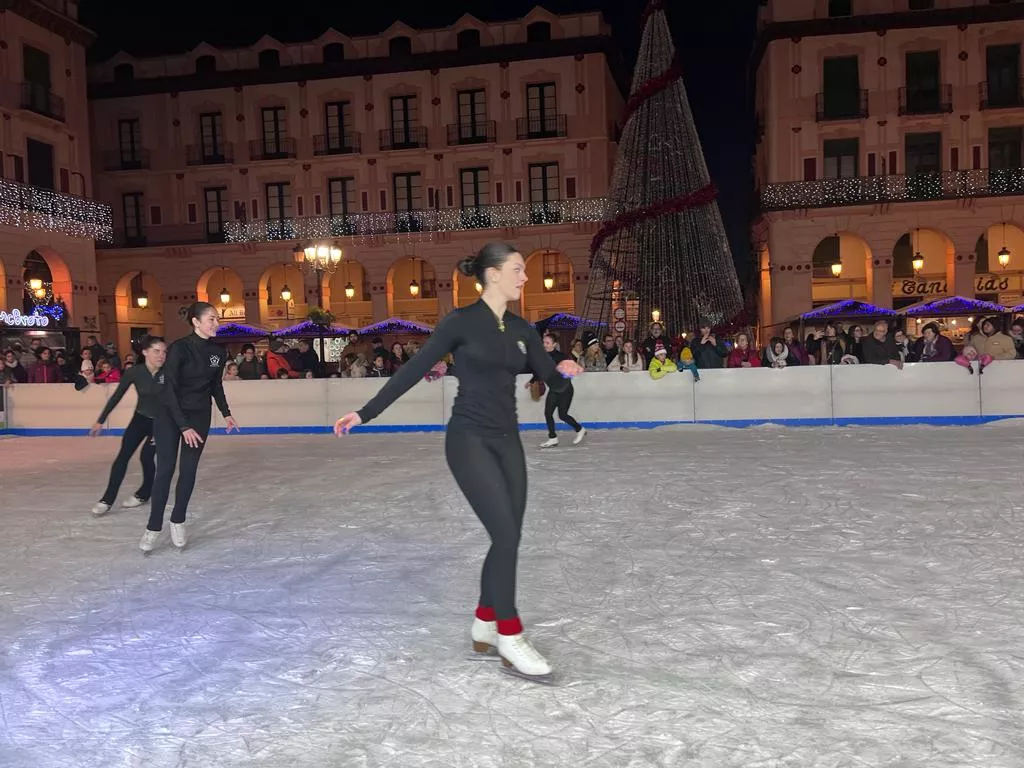  Exhibición del Club Hielo Jaca en la plaza López Allué. Foto Mercedes Manterola