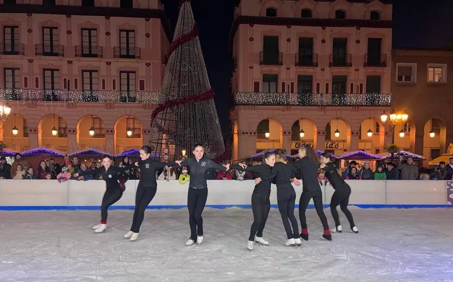  Exhibición del Club Hielo Jaca en la plaza López Allué. Foto Mercedes Manterola