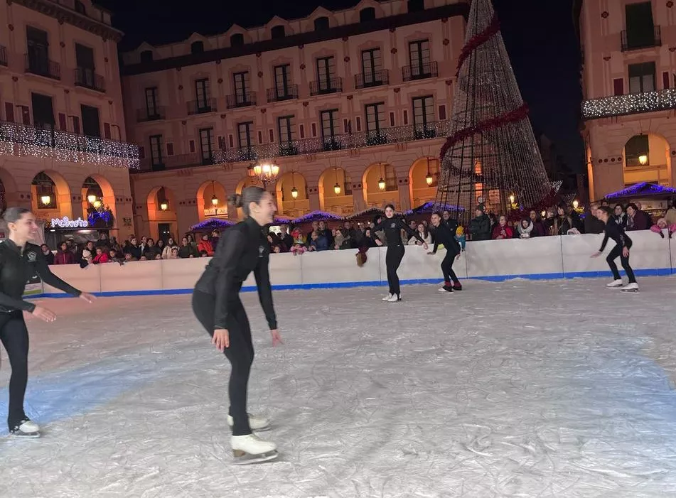  Exhibición del Club Hielo Jaca en la plaza López Allué. Foto Mercedes Manterola