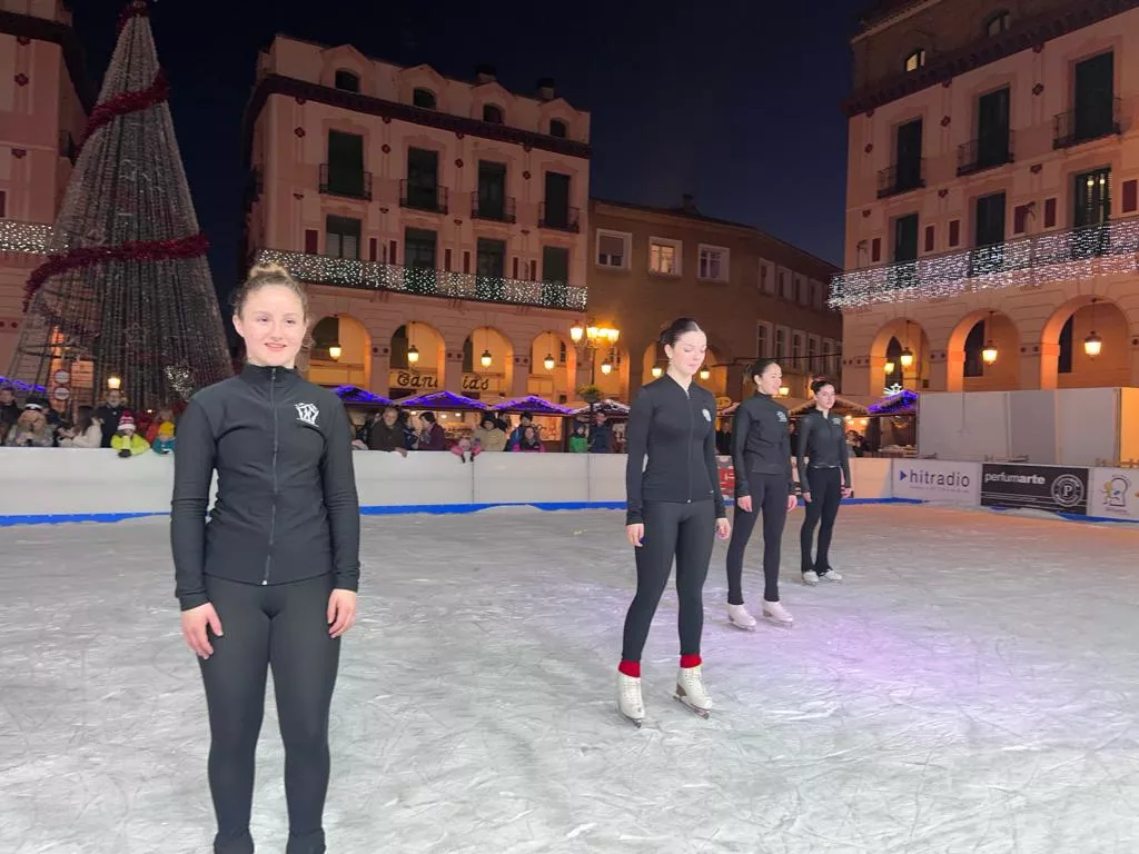  Exhibición del Club Hielo Jaca en la plaza López Allué. Foto Mercedes Manterola