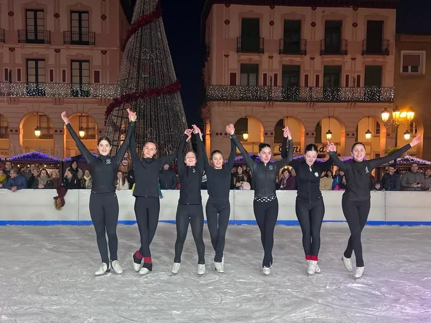  Exhibición del Club Hielo Jaca en la plaza López Allué. Foto Mercedes Manterola