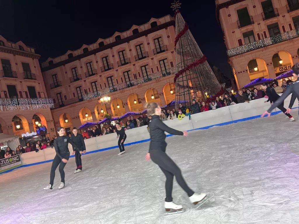 Exhibición del Club Hielo Jaca en la plaza López Allué. Foto Mercedes Manterola