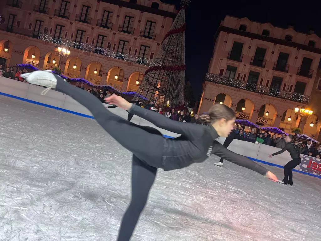  Exhibición del Club Hielo Jaca en la plaza López Allué. Foto Mercedes Manterola