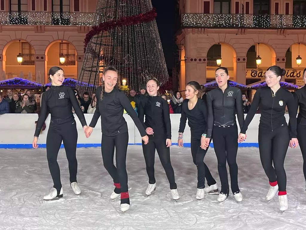  Exhibición del Club Hielo Jaca en la plaza López Allué. Foto Mercedes Manterola