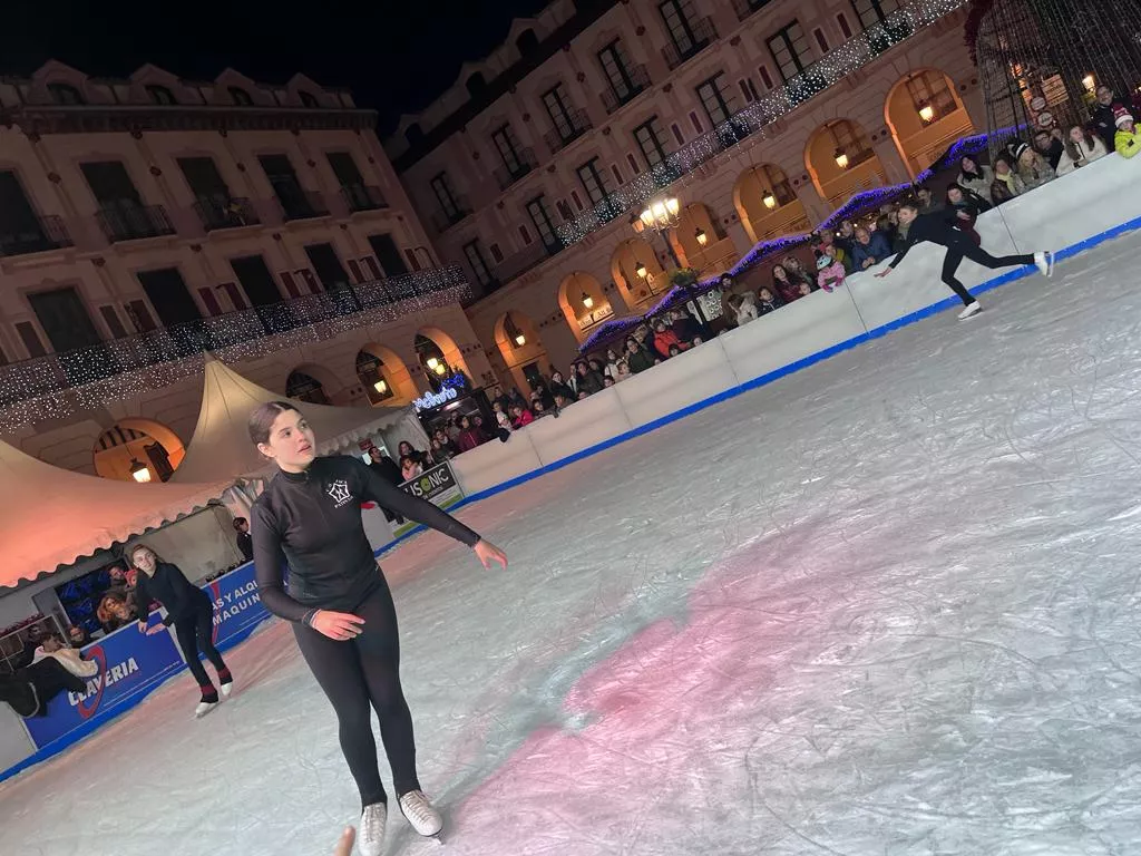  Exhibición del Club Hielo Jaca en la plaza López Allué. Foto Mercedes Manterola