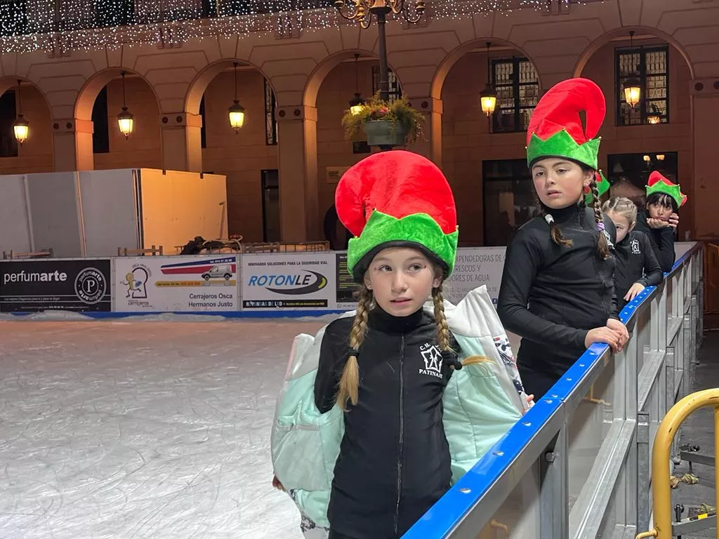  Exhibición del Club Hielo Jaca en la plaza López Allué. Foto Mercedes Manterola