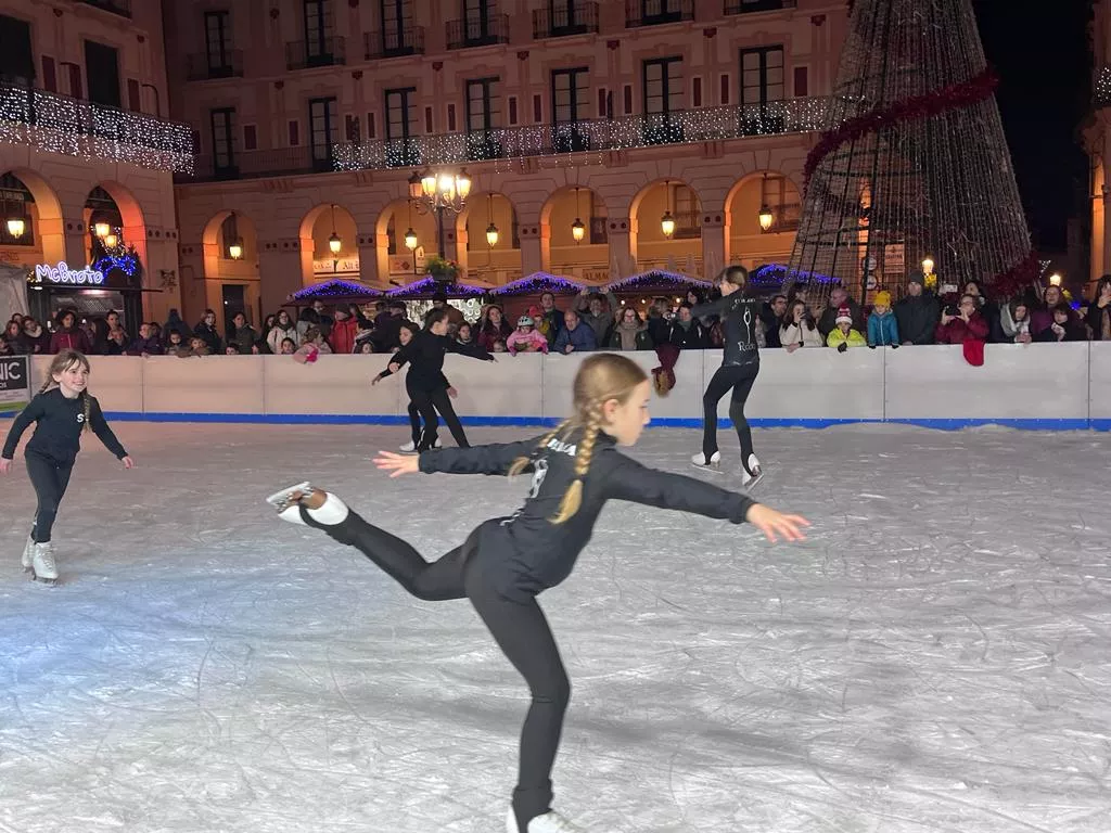  Exhibición del Club Hielo Jaca en la plaza López Allué. Foto Mercedes Manterola