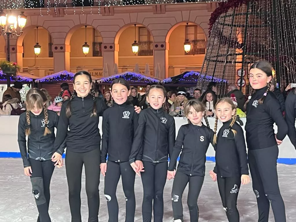 Exhibición del Club Hielo Jaca en la plaza López Allué. Foto Mercedes Manterola