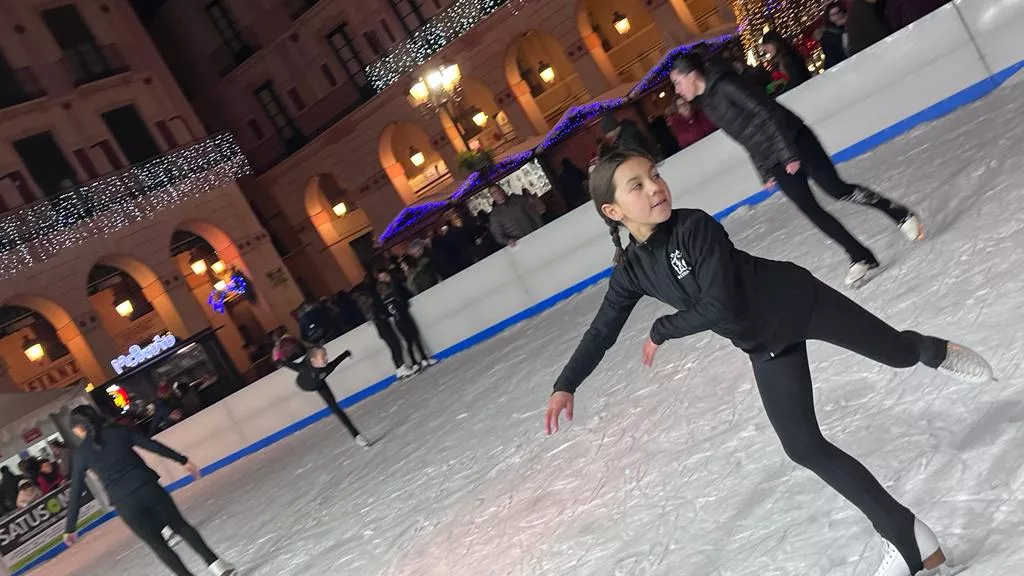 Exhibición del Club Hielo Jaca en la plaza López Allué. Foto Mercedes Manterola