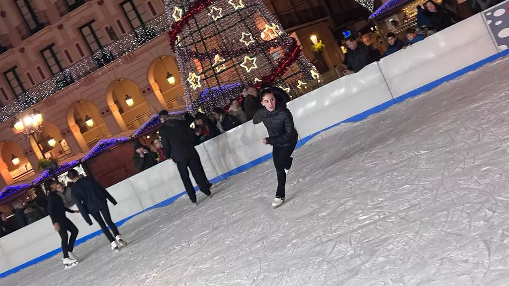 Exhibición del Club Hielo Jaca en la plaza López Allué. Foto Mercedes Manterola