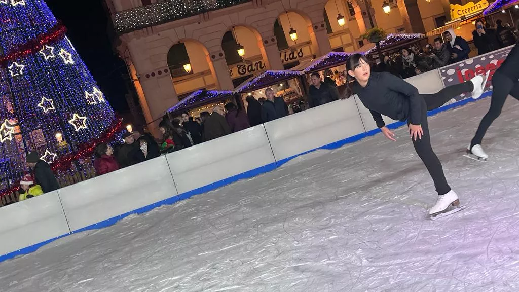 Exhibición del Club Hielo Jaca en la plaza López Allué. Foto Mercedes Manterola