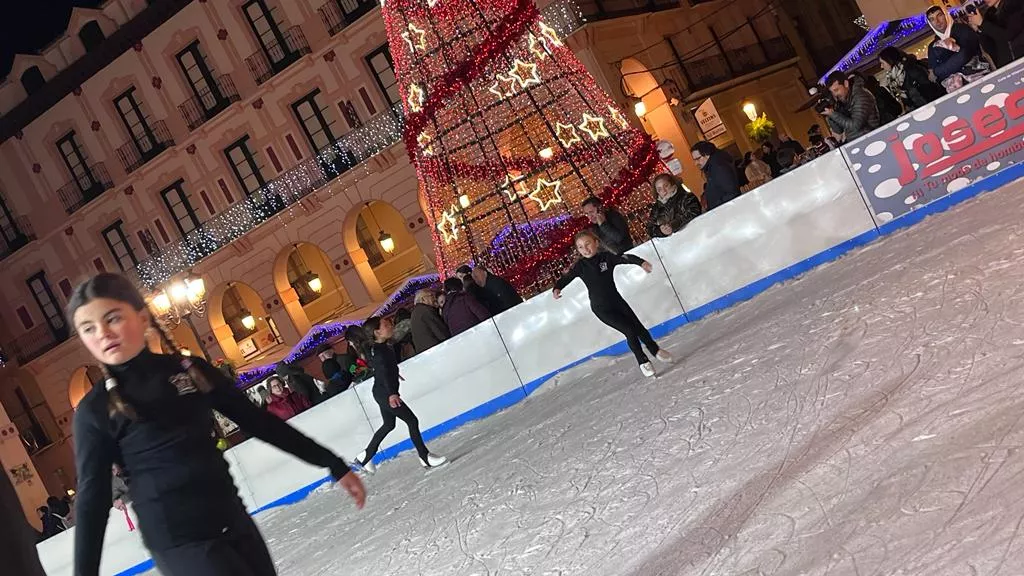 Exhibición del Club Hielo Jaca en la plaza López Allué. Foto Mercedes Manterola