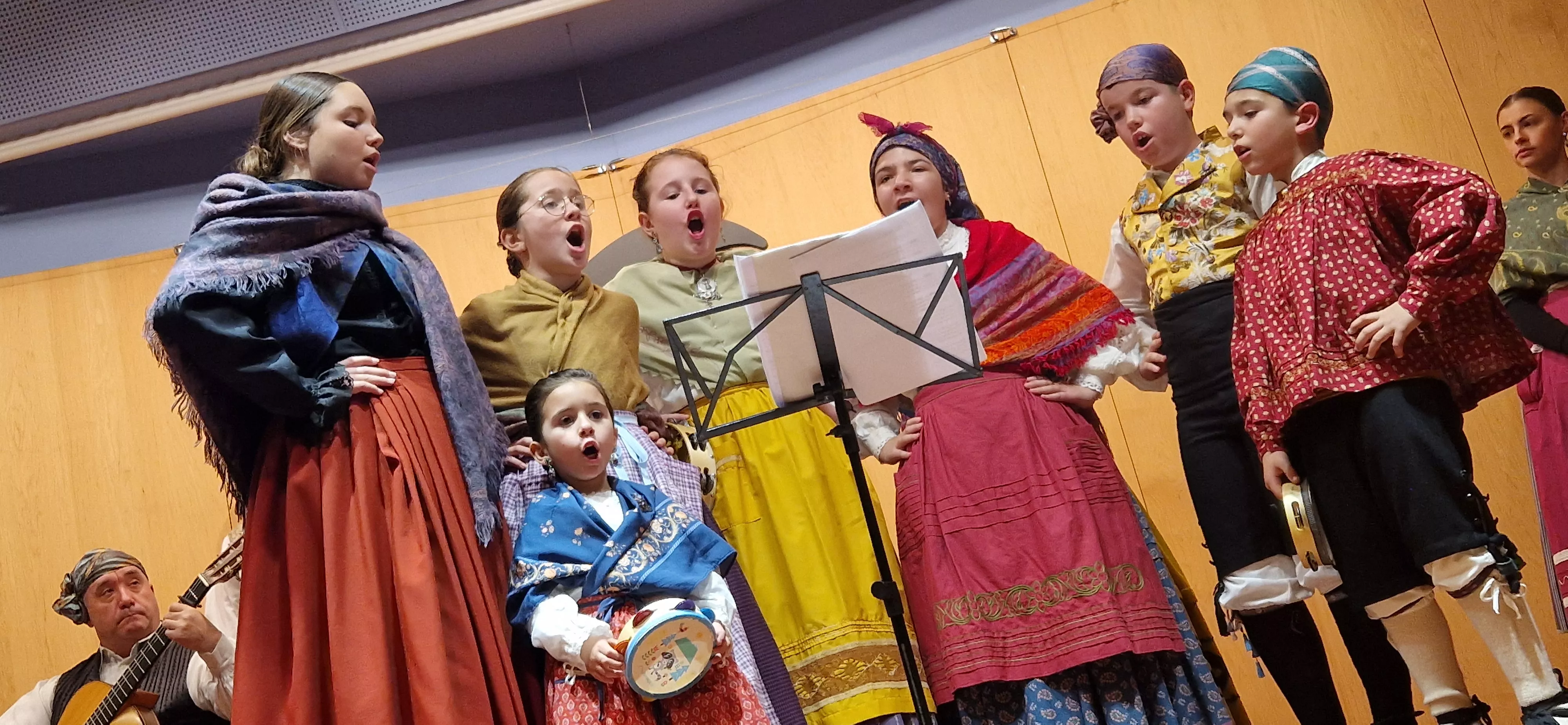 Escuela de Danza y Folclore Elenco. Se cierra el Maratón de Música Navideña. Foto Myriam Martínez