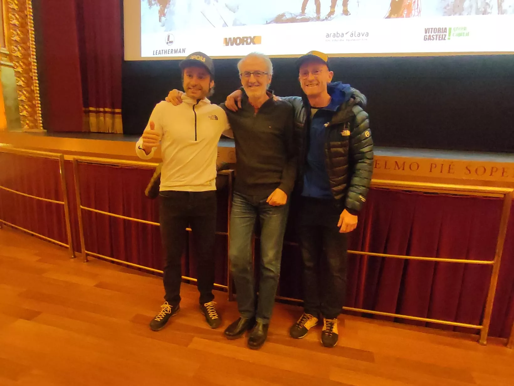 Los hermanos Pou con Lorenzo Ortas antes de la proyección.