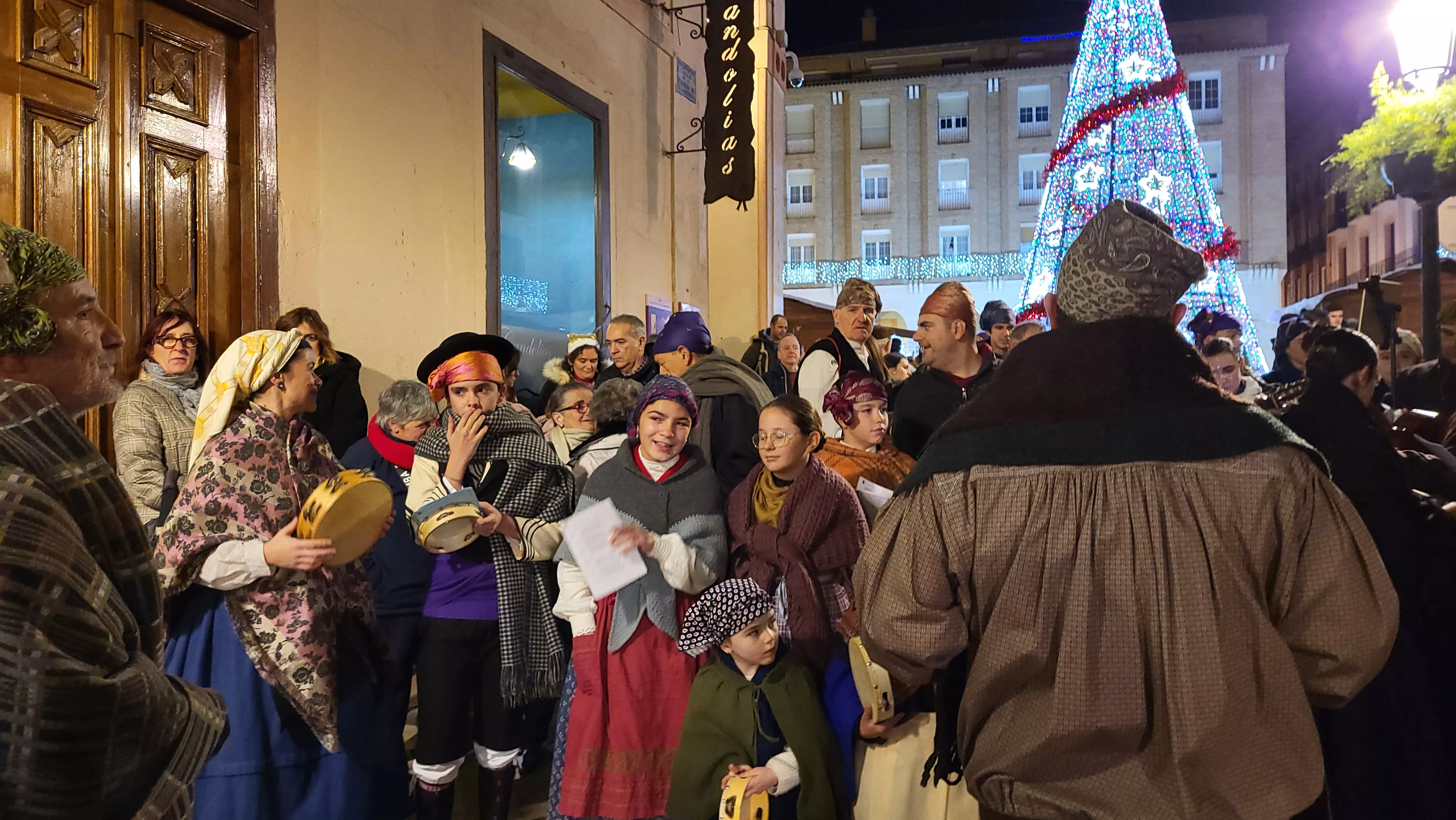 Ronda aguinaldo de Acordanza por las calles de Huesca. Foto Mercedes Manterola