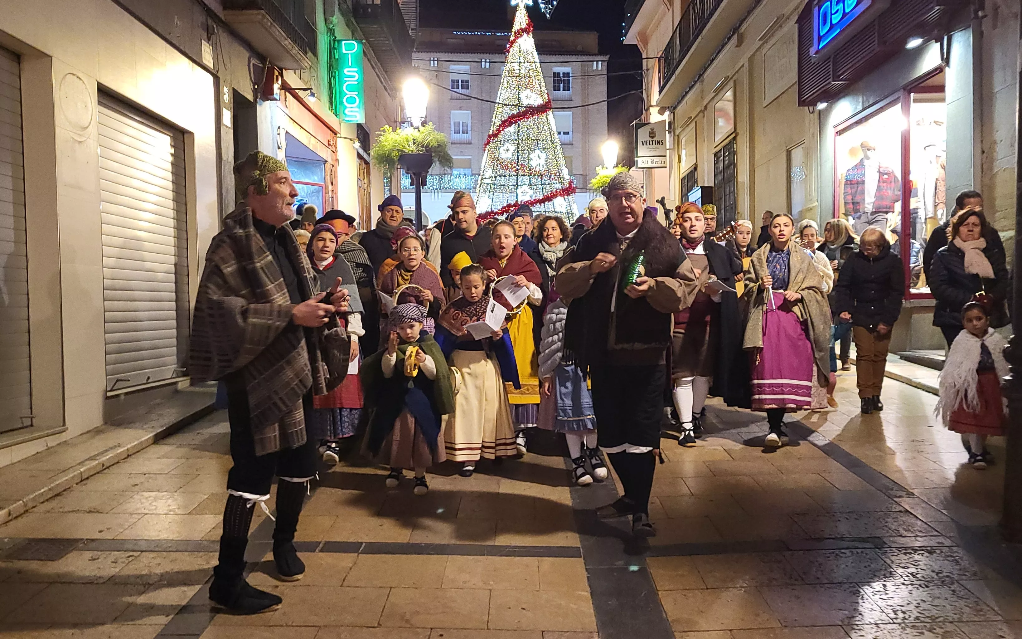 Ronda aguinaldo de Acordanza por las calles de Huesca. Foto Mercedes Manterola
