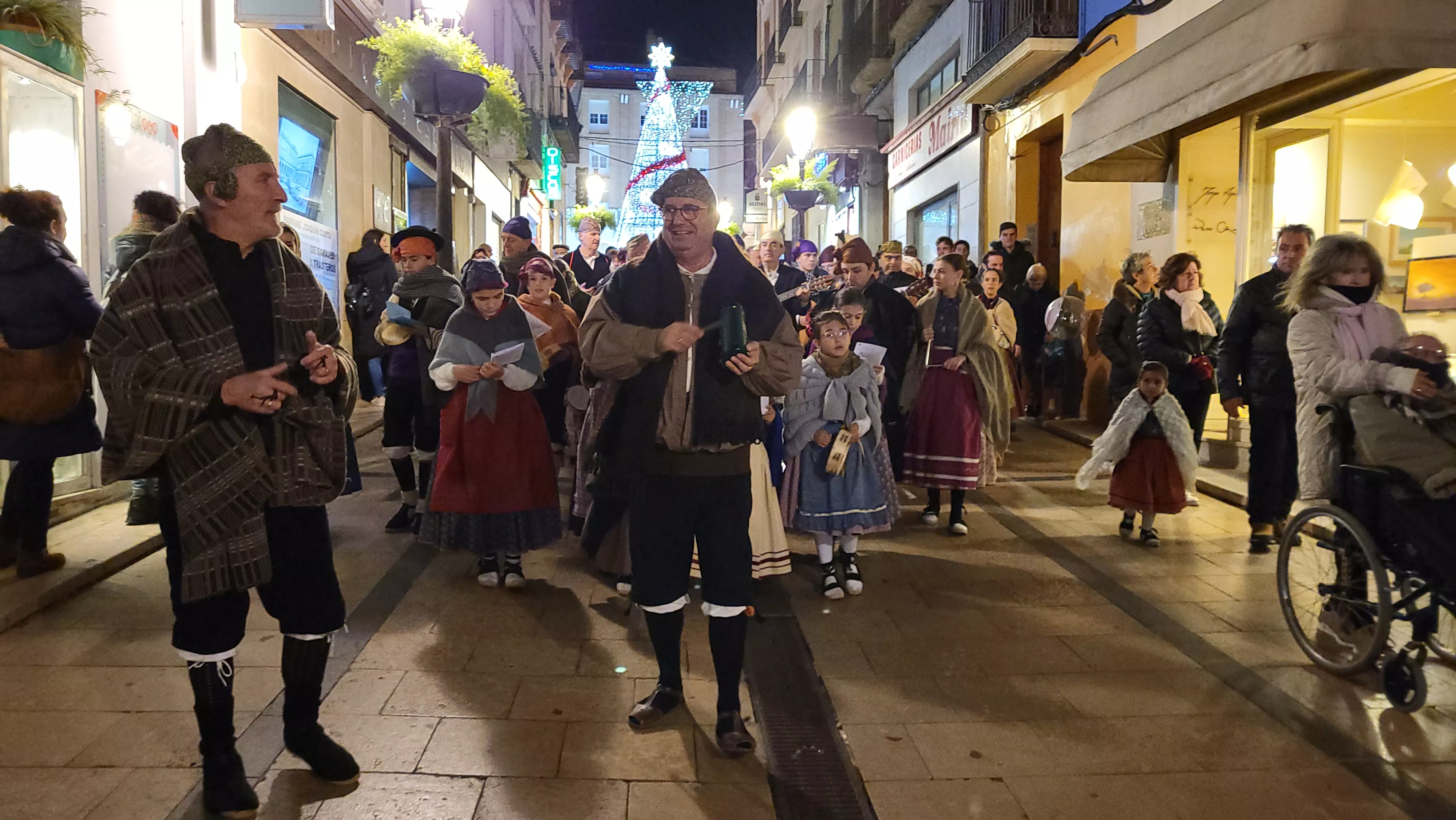 Ronda aguinaldo de Acordanza por las calles de Huesca. Foto Mercedes Manterola