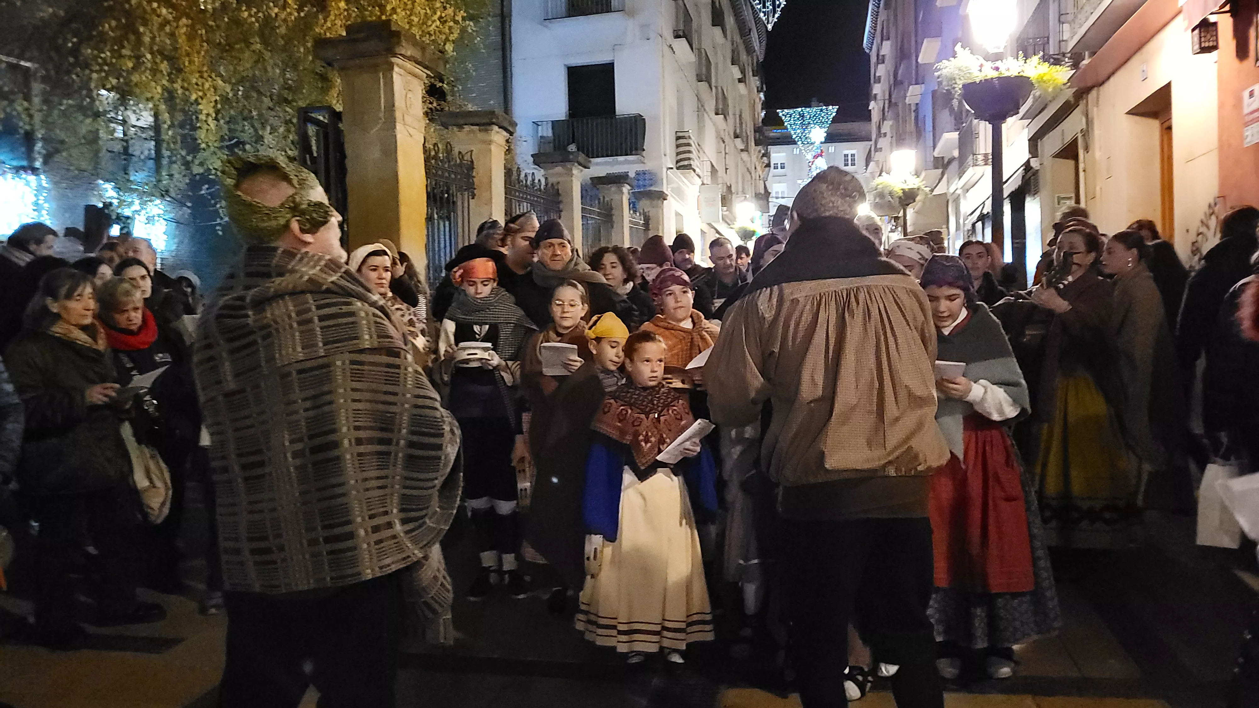 Ronda aguinaldo de Acordanza por las calles de Huesca. Foto Mercedes Manterola