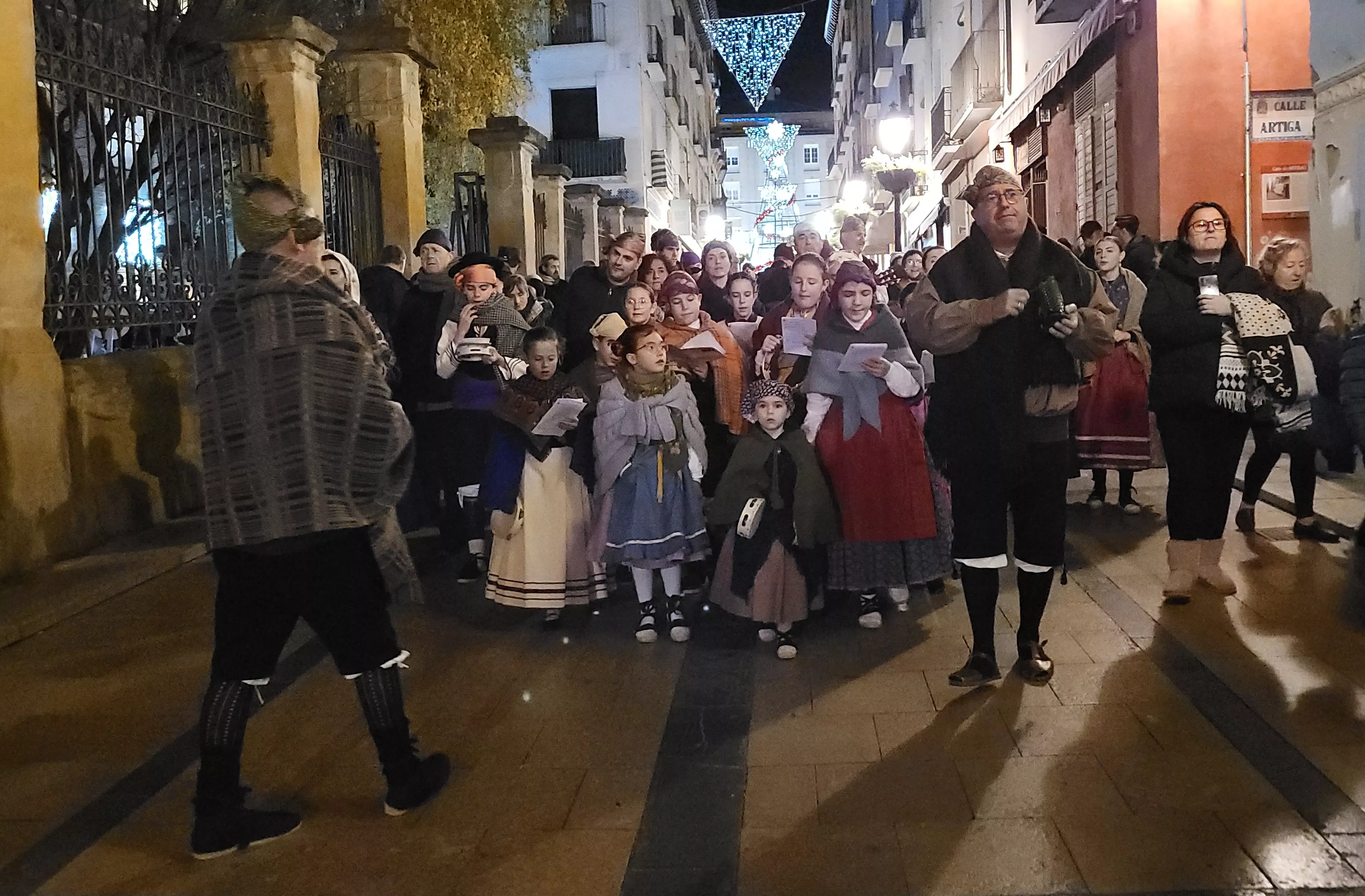 Ronda aguinaldo de Acordanza por las calles de Huesca. Foto Mercedes Manterola