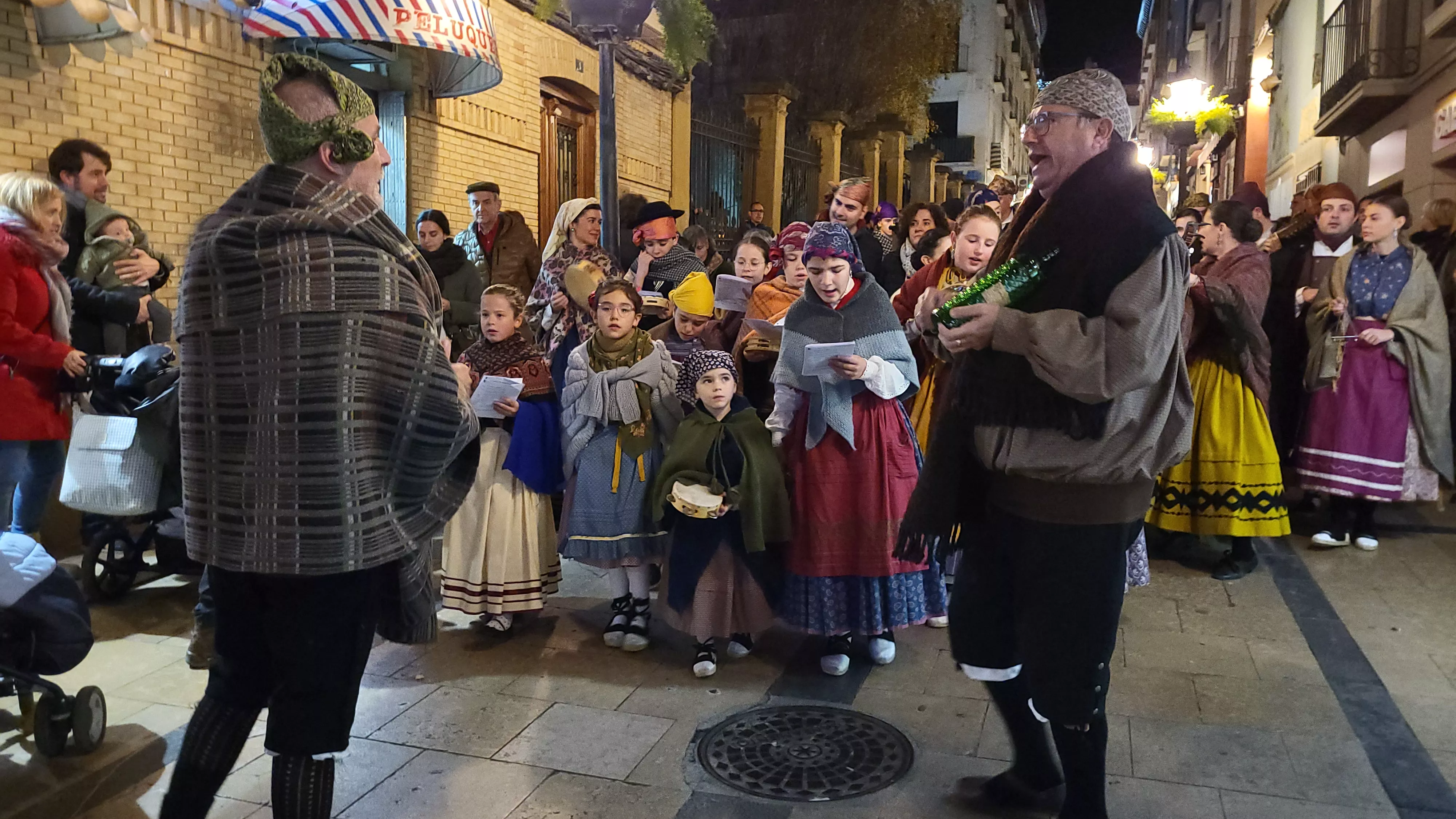 Ronda aguinaldo de Acordanza por las calles de Huesca. Foto Mercedes Manterola