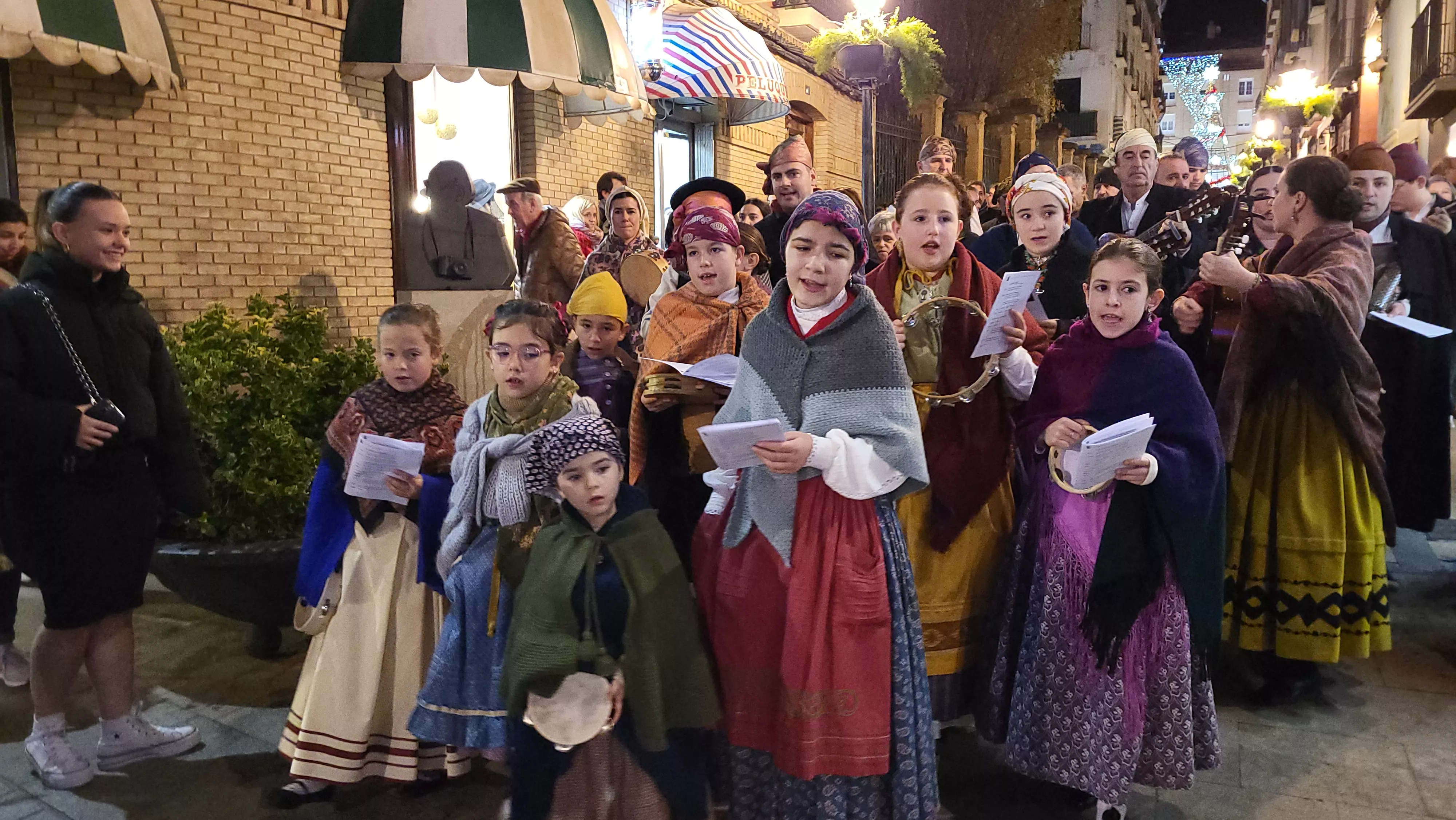 La ronda aguinaldo recorre las calles de Huesca.
