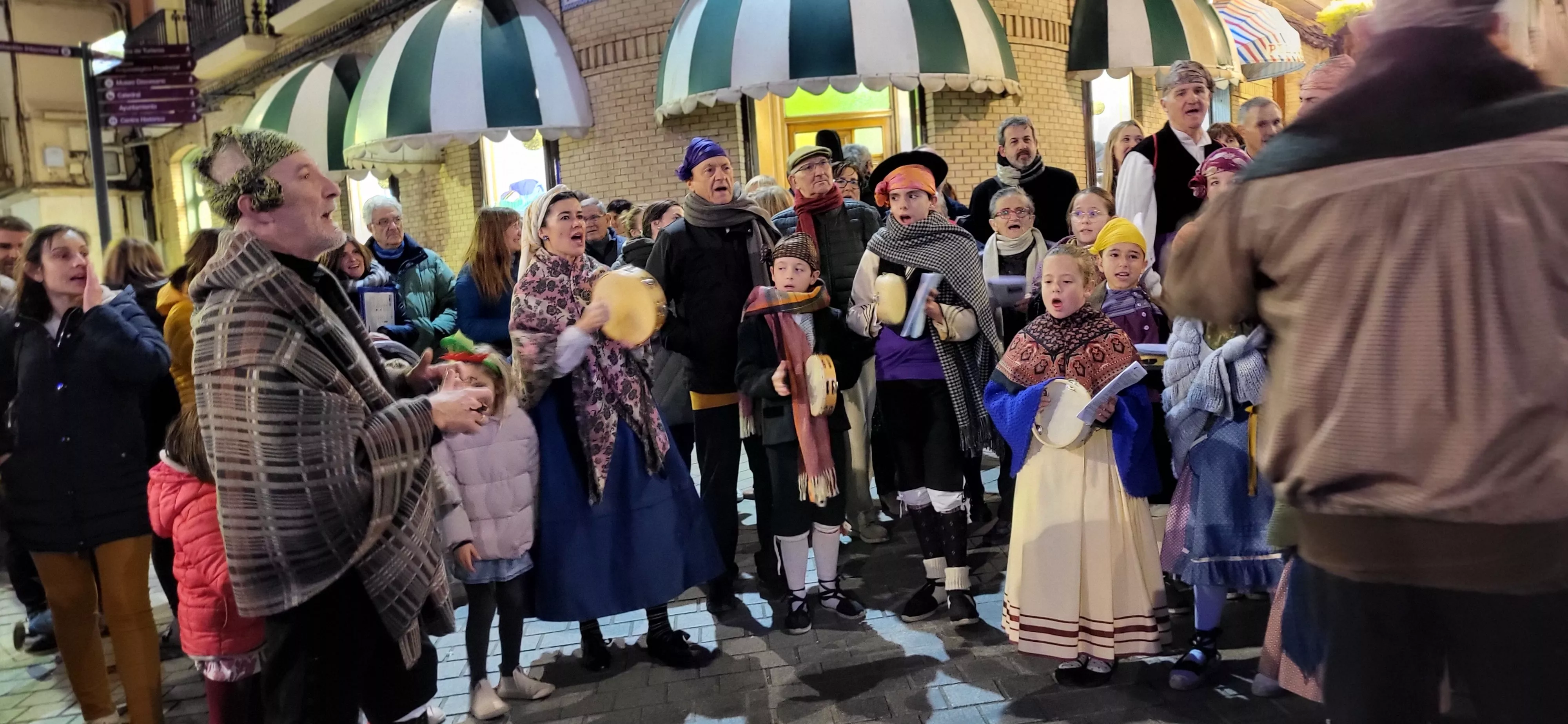 Ronda aguinaldo de Acordanza por las calles de Huesca. Foto Mercedes Manterola