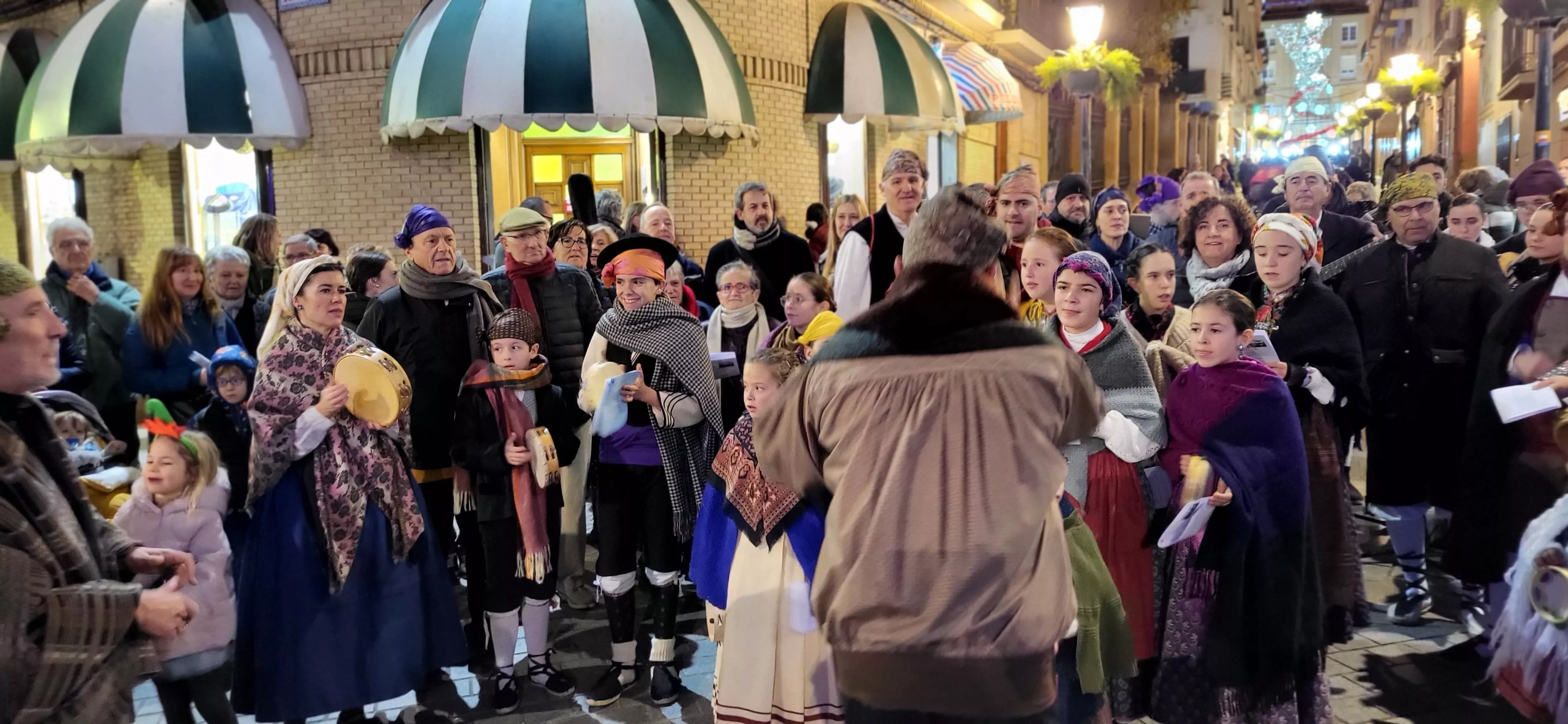 Ronda aguinaldo de Acordanza por las calles de Huesca. Foto Mercedes Manterola