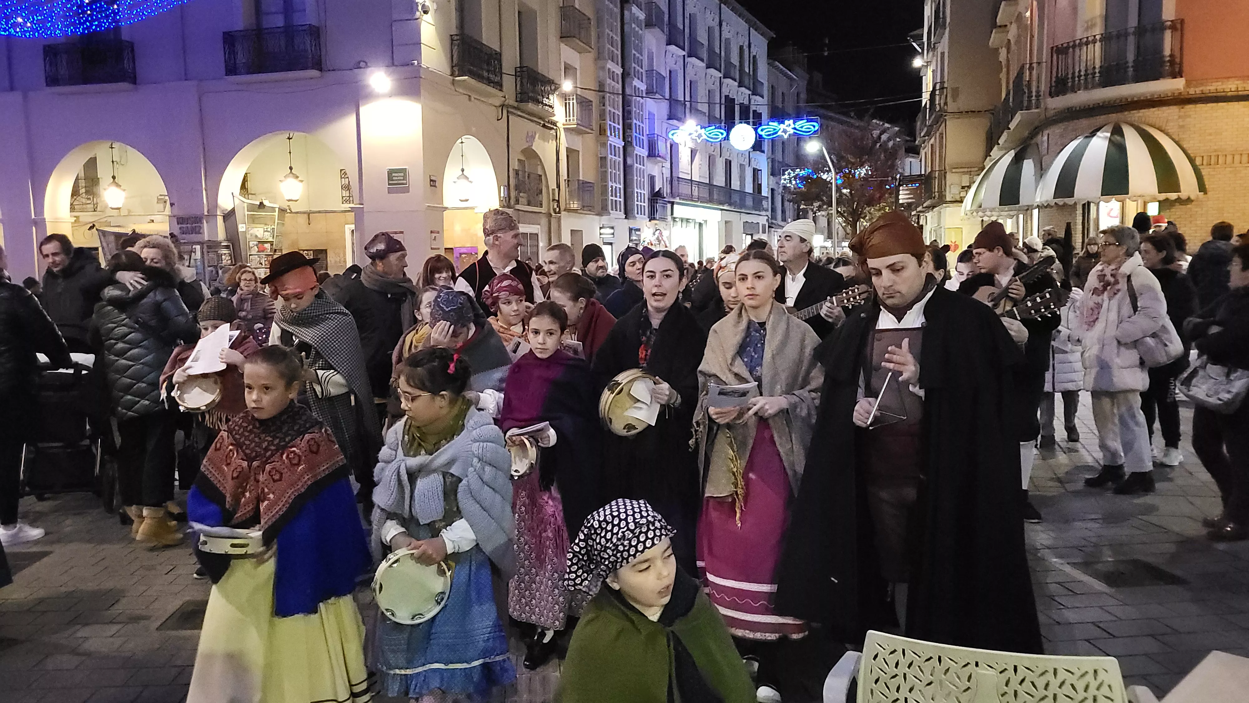 Ronda aguinaldo de Acordanza por las calles de Huesca. Foto Mercedes Manterola