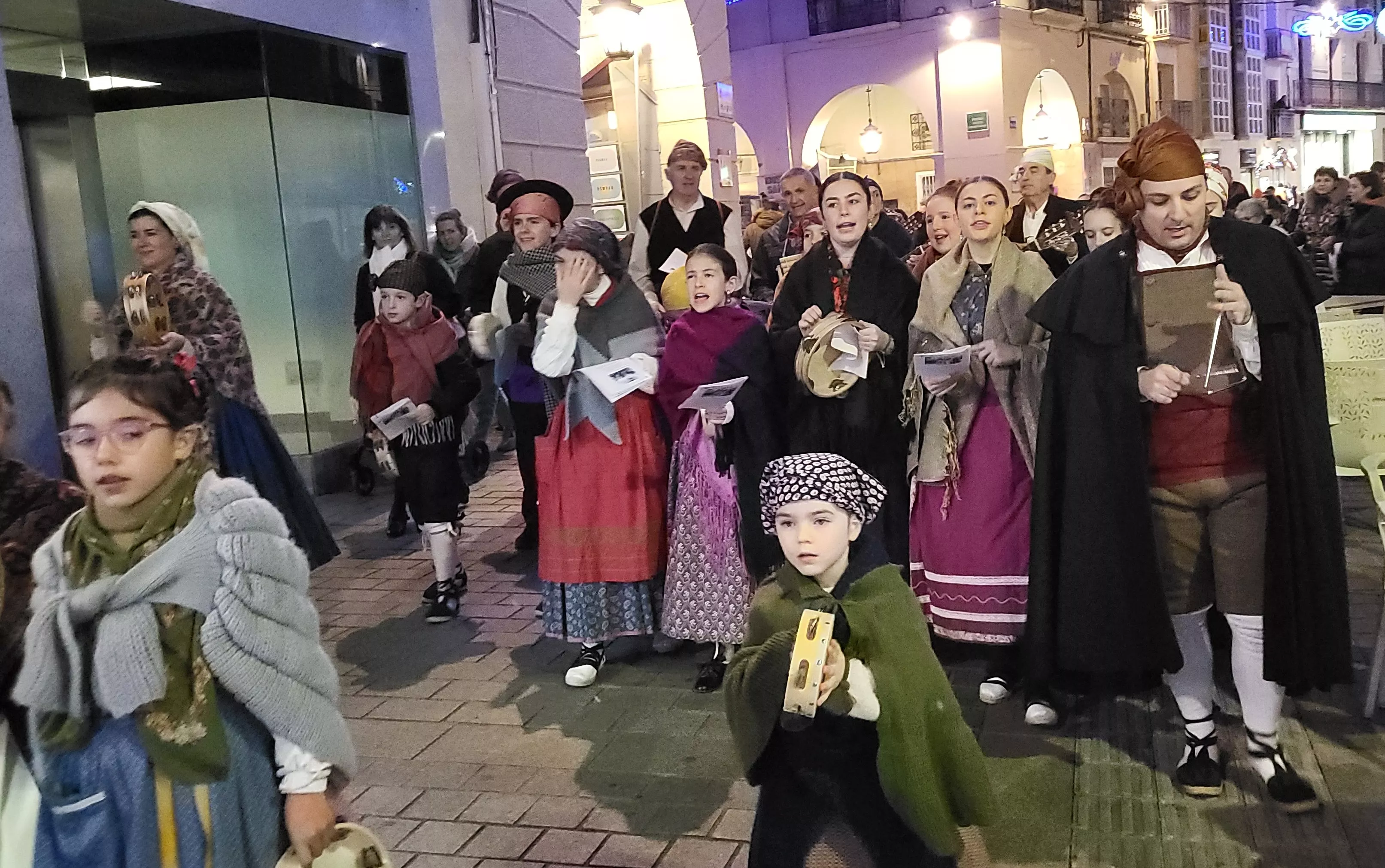 Ronda aguinaldo de Acordanza por las calles de Huesca. Foto Mercedes Manterola