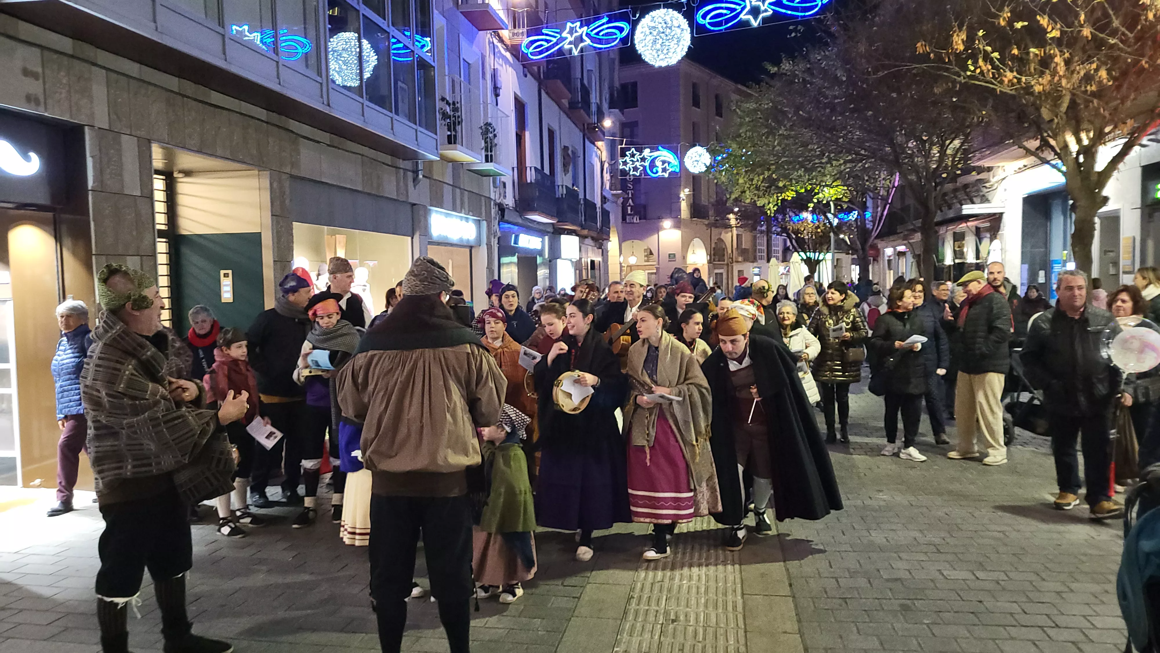 Ronda aguinaldo de Acordanza por las calles de Huesca. Foto Mercedes Manterola