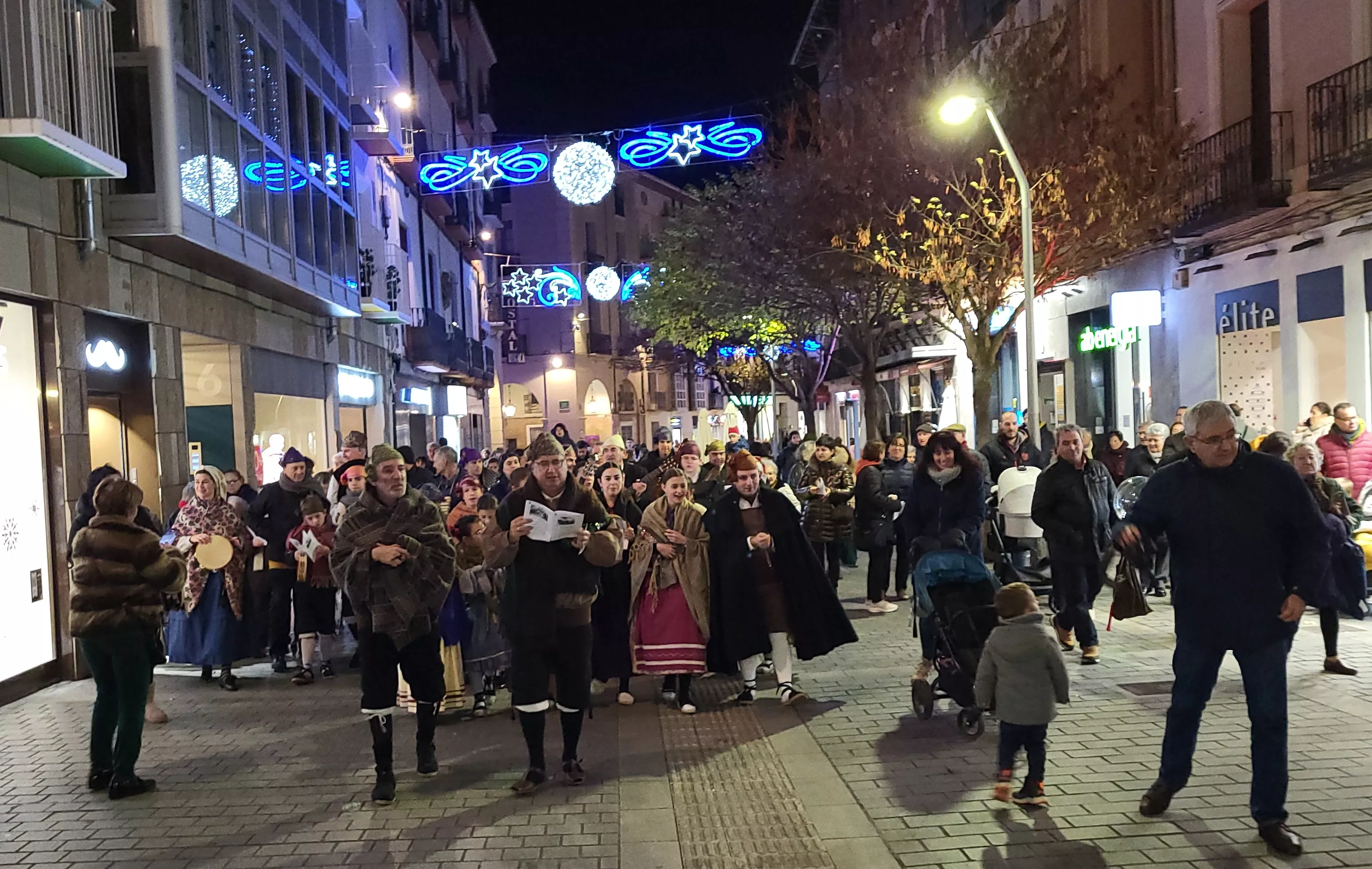 Ronda aguinaldo de Acordanza por las calles de Huesca. Foto Mercedes Manterola