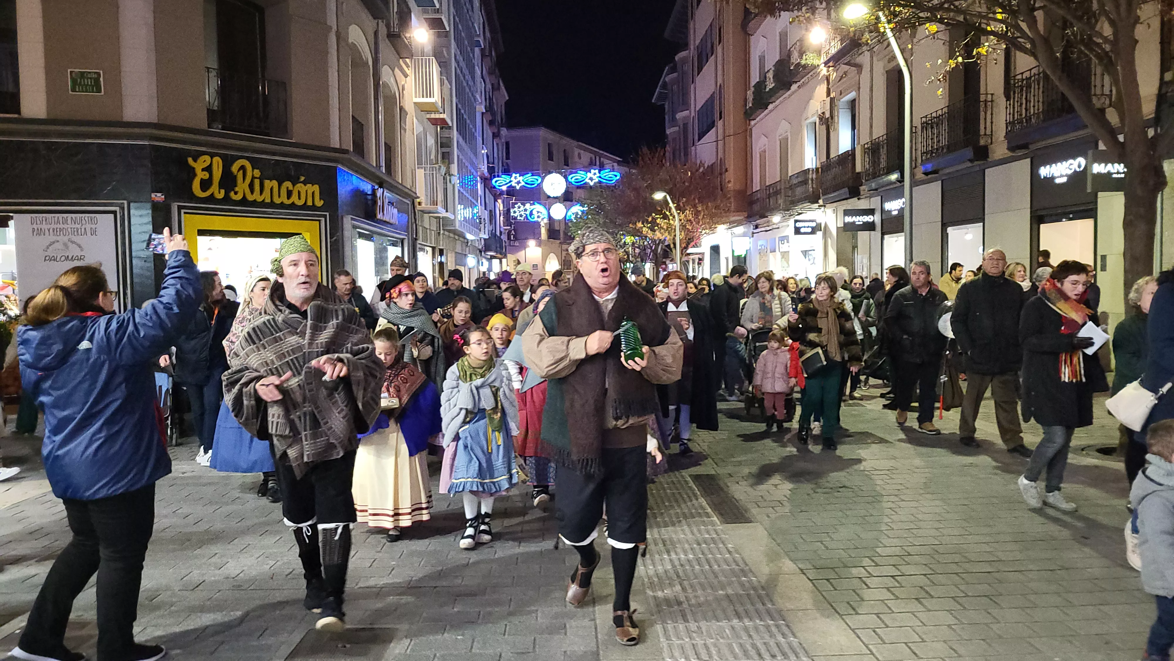 Ronda aguinaldo de Acordanza por las calles de Huesca. Foto Mercedes Manterola