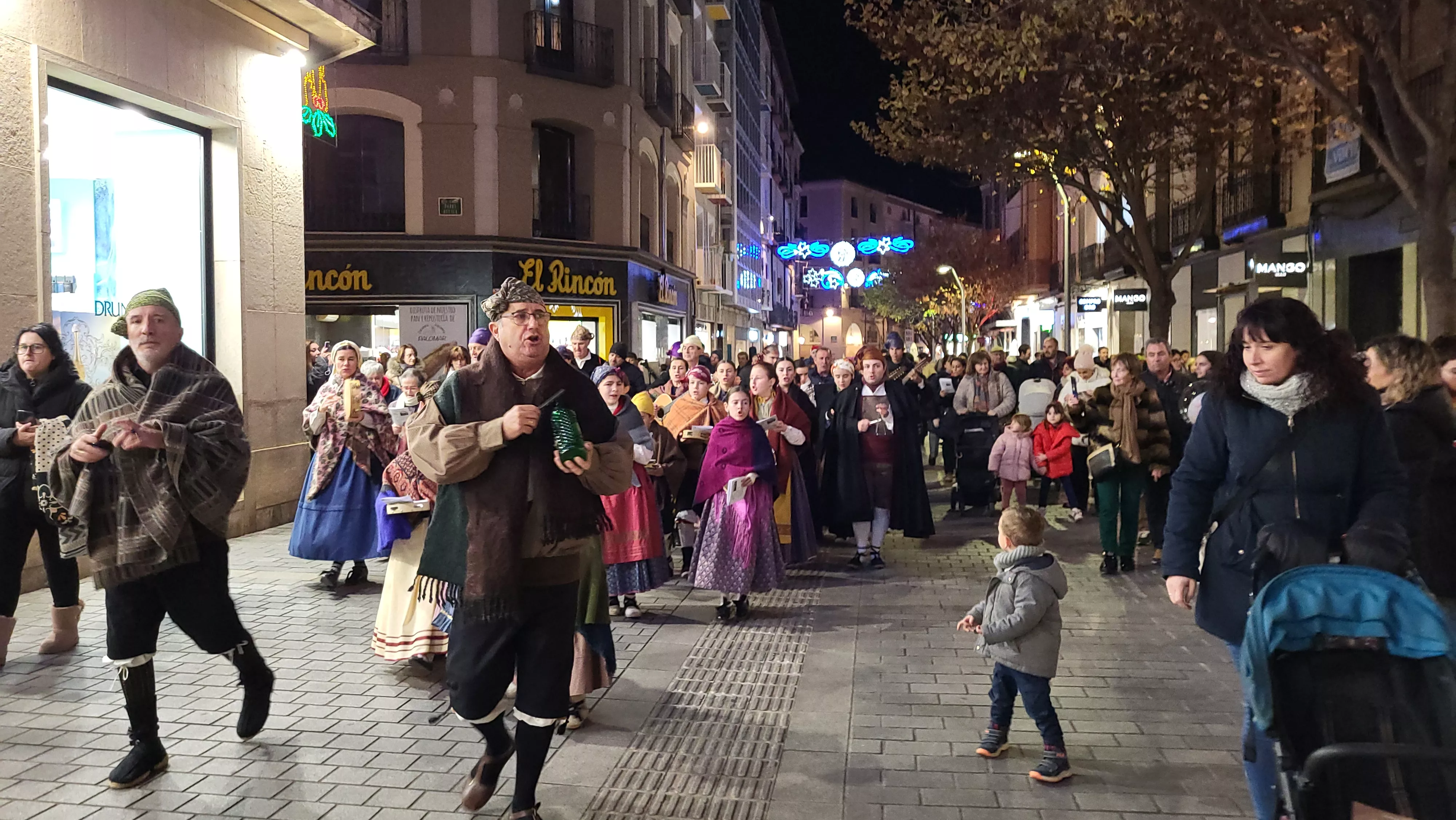 Ronda aguinaldo de Acordanza por las calles de Huesca. Foto Mercedes Manterola