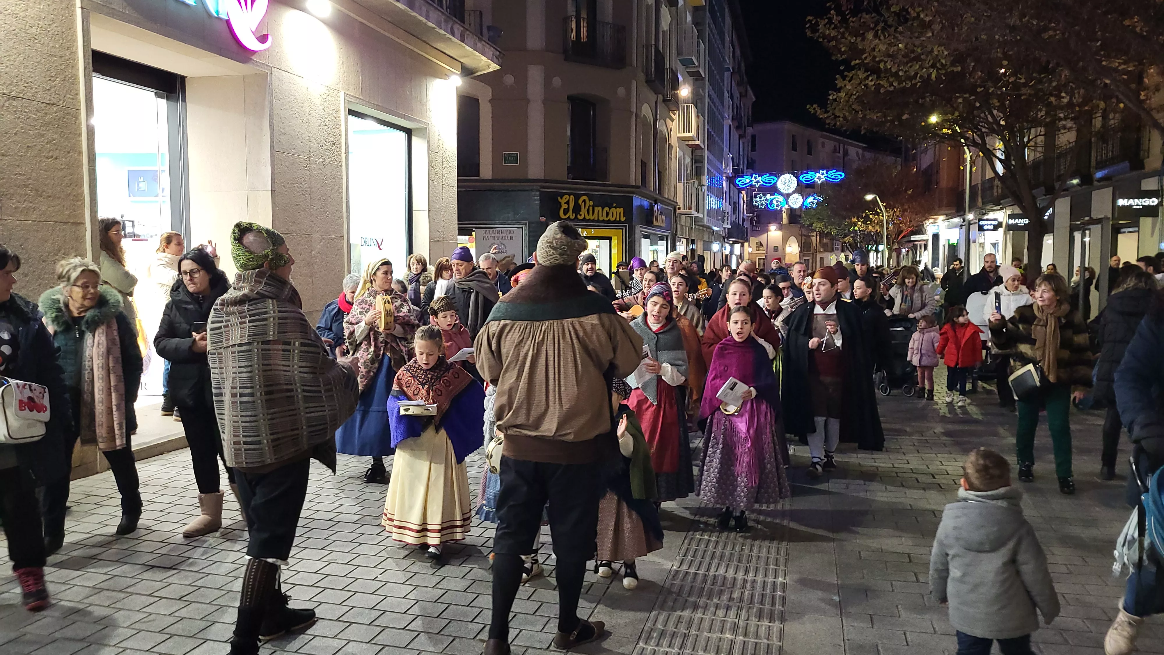 Ronda aguinaldo de Acordanza por las calles de Huesca. Foto Mercedes Manterola