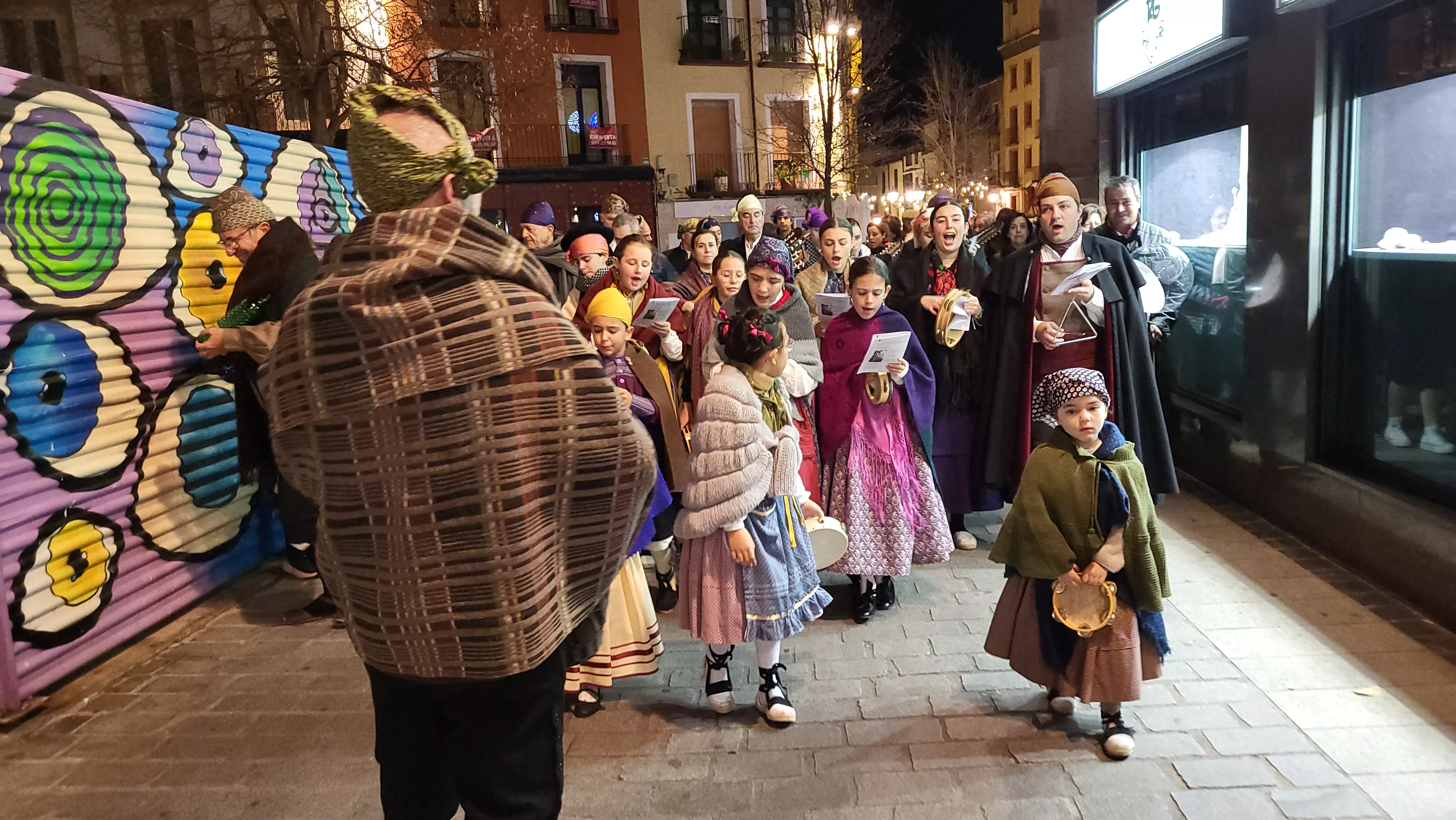 Ronda aguinaldo de Acordanza por las calles de Huesca. Foto Mercedes Manterola