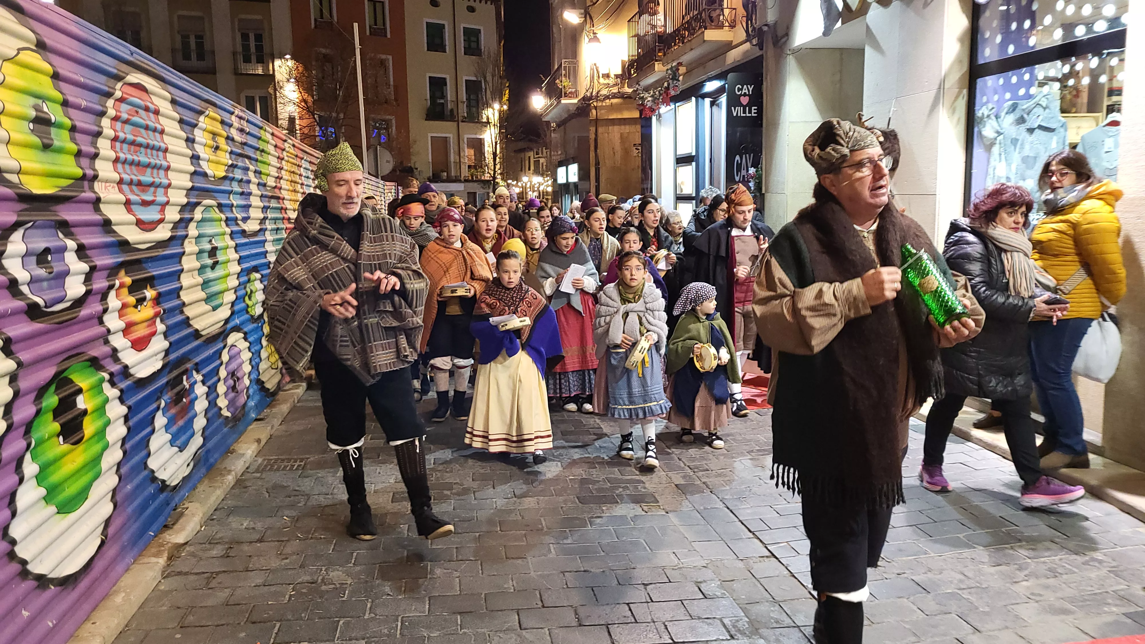 Ronda aguinaldo de Acordanza por las calles de Huesca. Foto Mercedes Manterola