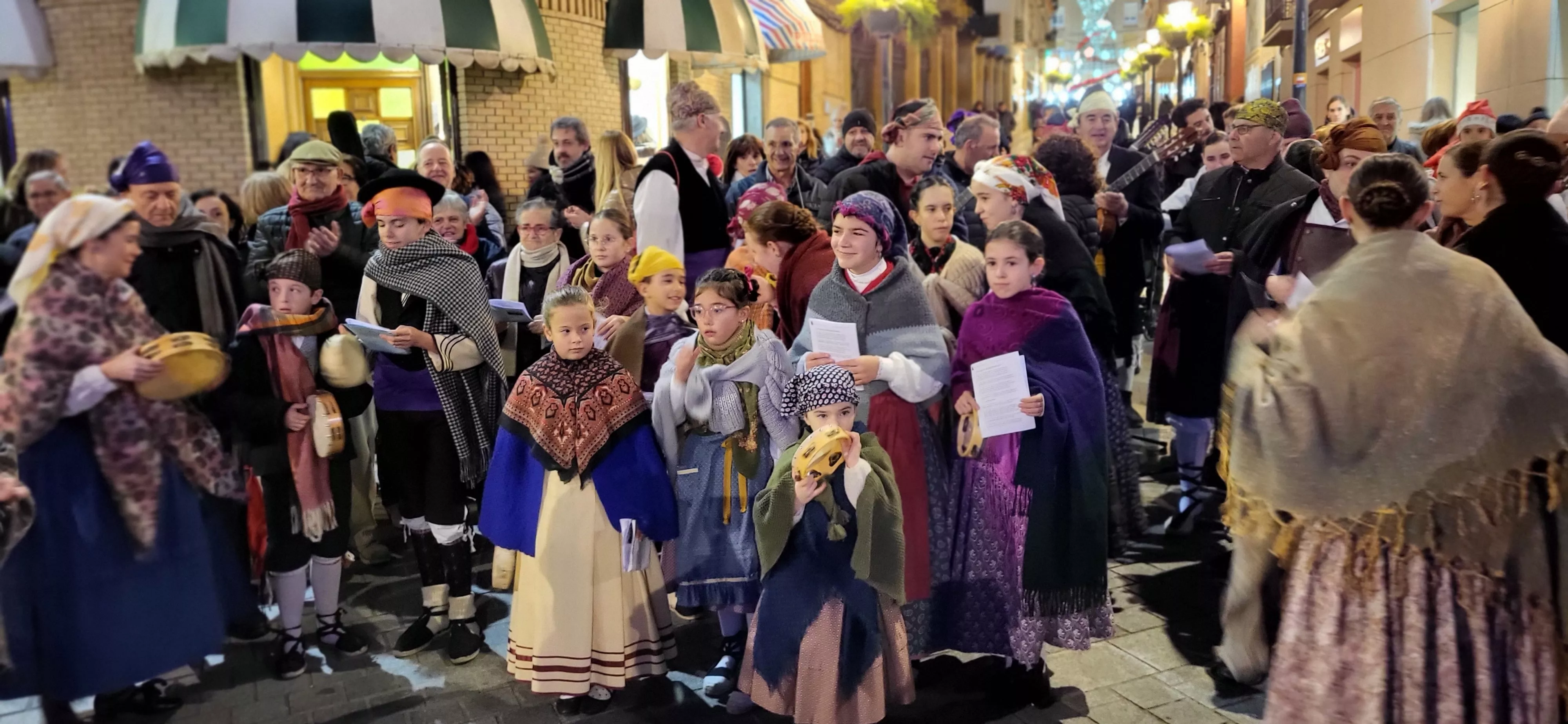 Ronda aguinaldo de Acordanza por las calles de Huesca. Foto Mercedes Manterola