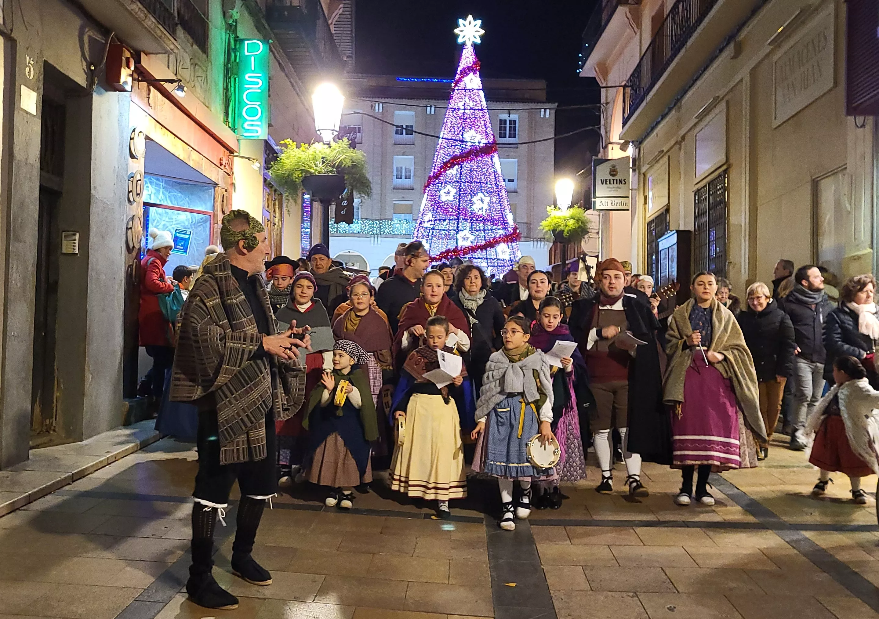 Ronda aguinaldo de Acordanza por las calles de Huesca. Foto Mercedes Manterola