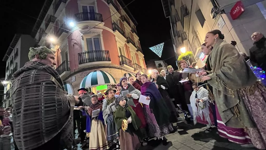 Ronda aguinaldo de Acordanza por las calles de Huesca. Foto Mercedes Manterola