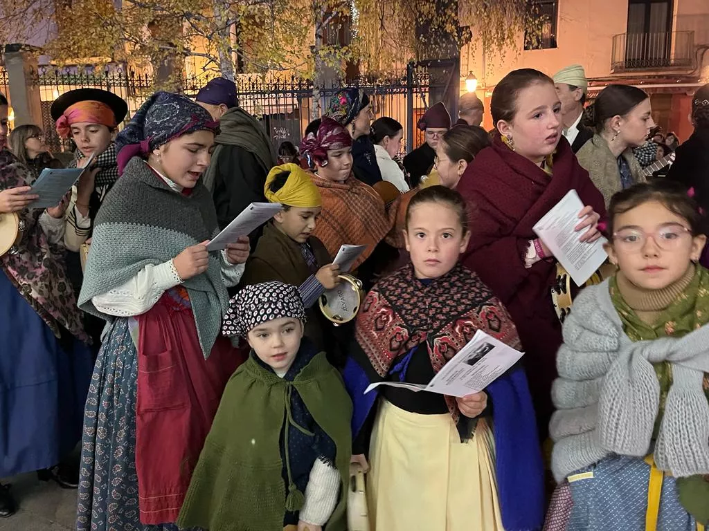 Ronda aguinaldo de Acordanza por las calles de Huesca. Foto Mercedes Manterola