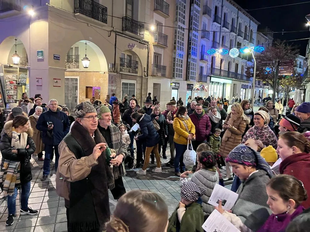 Ronda aguinaldo de Acordanza por las calles de Huesca. Foto Mercedes Manterola