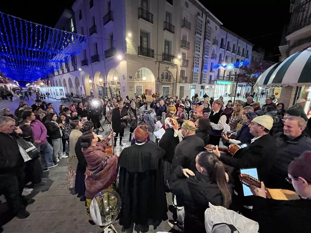 Ronda aguinaldo por las calles de Huesca. Foto Mercedes Manterola