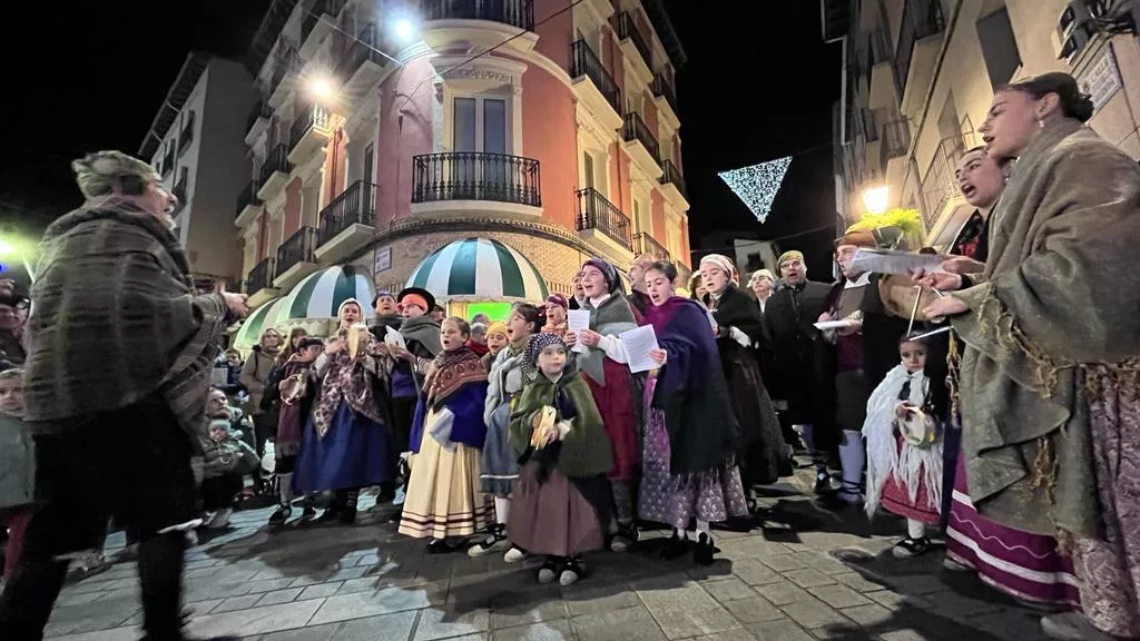 Ronda aguinaldo de Acordanza por las calles de Huesca. Foto Mercedes Manterola
